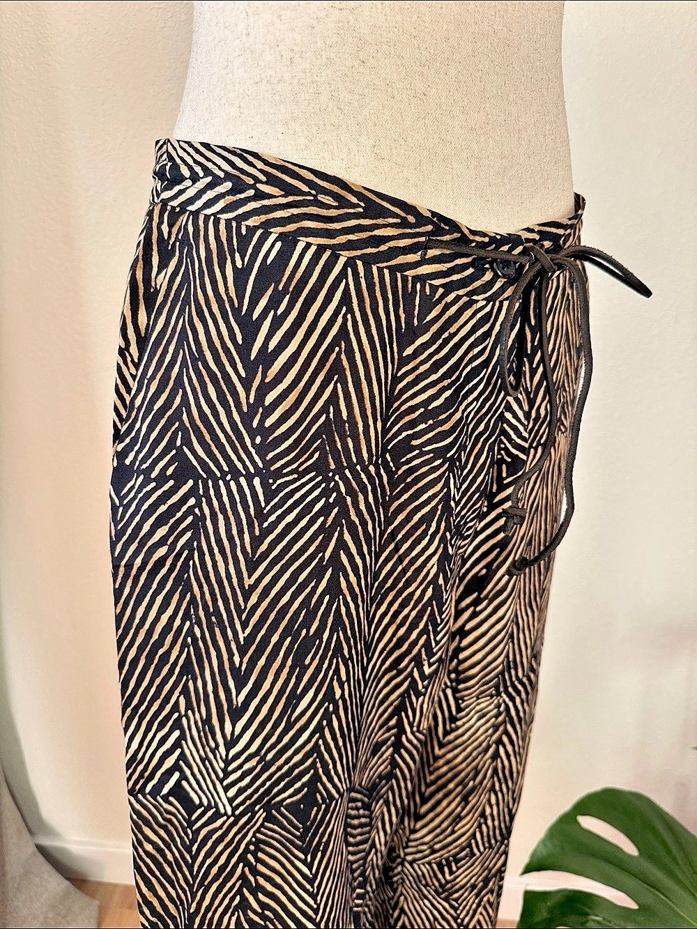 Lauren Ralph Lauren Wide Leg cropped animal print Silk Blend. Size 10 - Picture 2 of 4